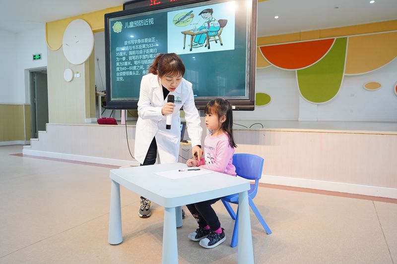 “小小眼科医生”进校园，打造近视防控科普新形式