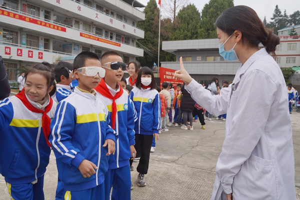 “为希望点‘睛’公益行动”启动仪式暨“希望同行 暖冬行动”新年慰问活动