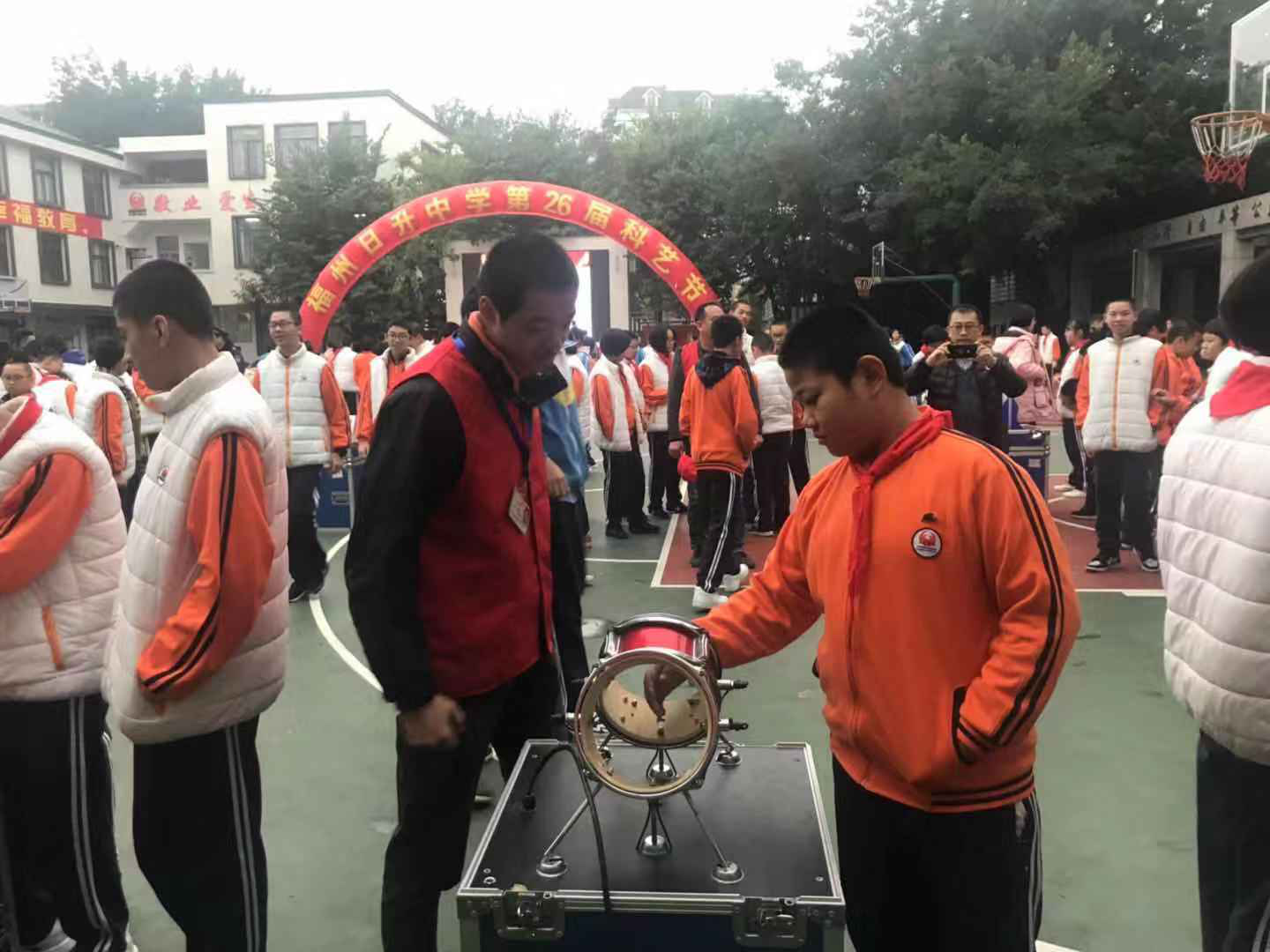 “科普进校园— —福州科技馆送科普进日升中学、屏东中学和屏北分校”