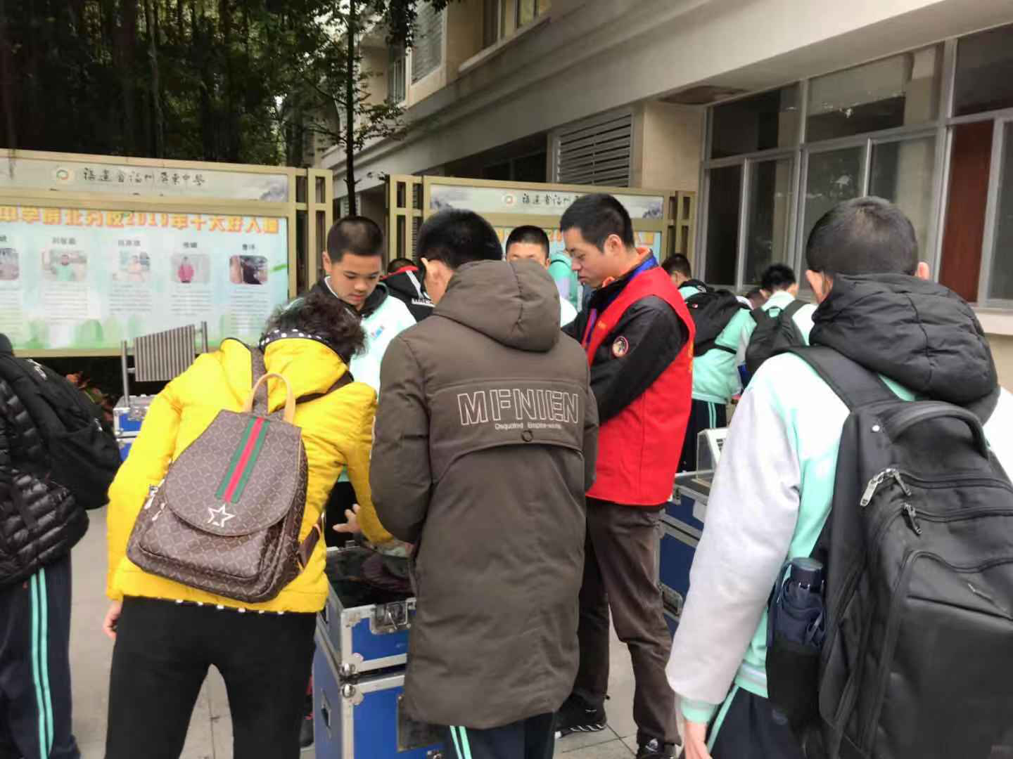 “科普进校园— —福州科技馆送科普进日升中学、屏东中学和屏北分校”