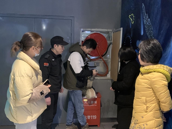 绷紧安全弦 时刻不放松——福州科技馆组织开展消防栓实操演练