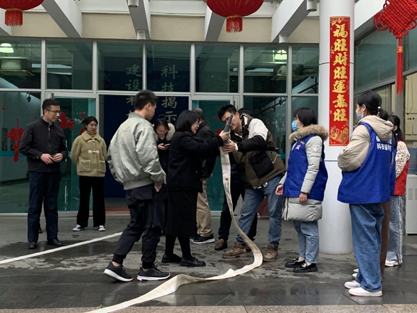 绷紧安全弦 时刻不放松——福州科技馆组织开展消防栓实操演练